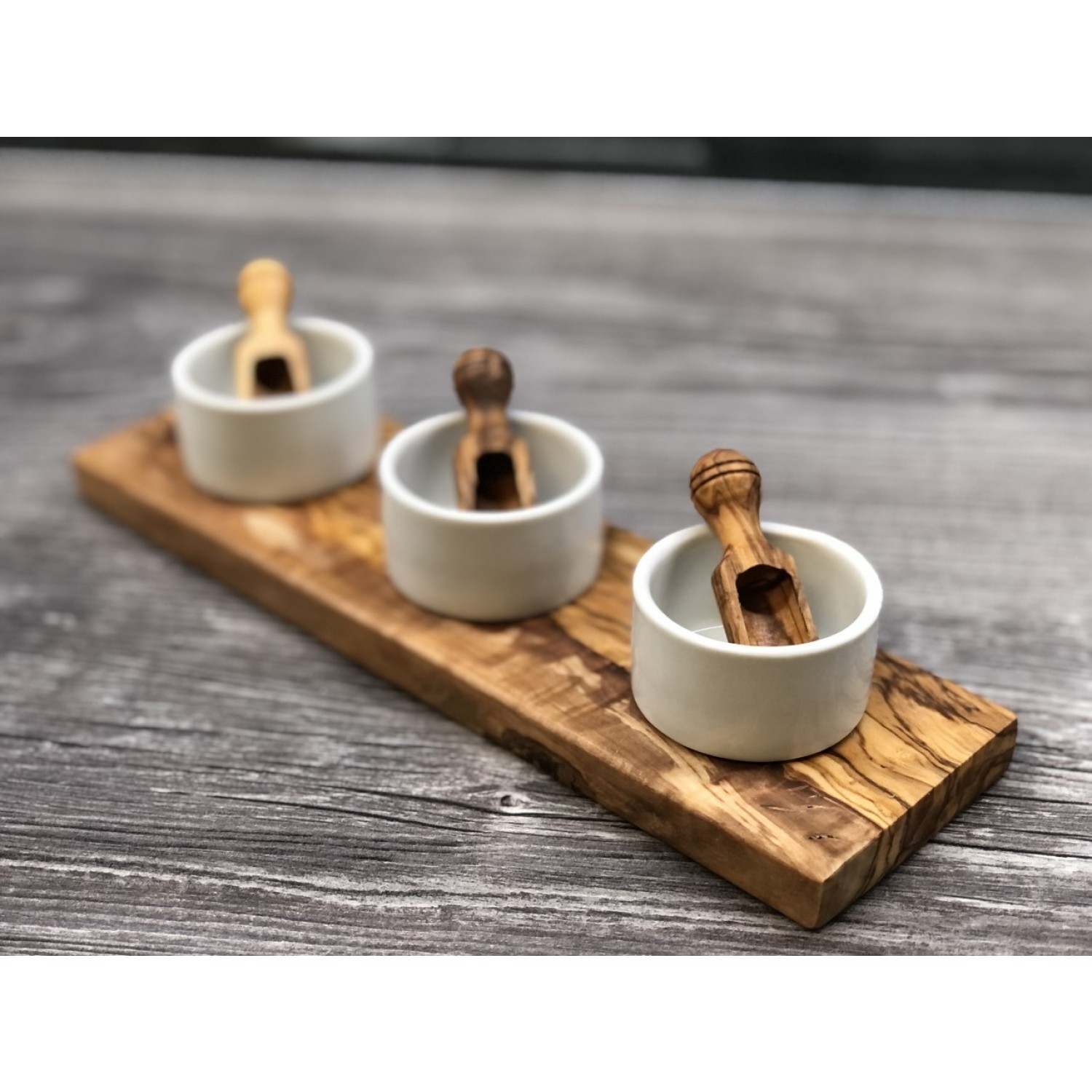 Dipping bowls 3 pieces on an olive wood tray incl. shovels