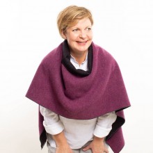 Poncho in Fluffy Loden – Berry/Black