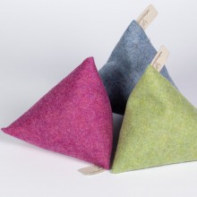 Tetrapep fine Loden Hand Flatterer, kneadable Pyramids with organic Wheat – Set of 3 Summer