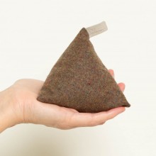 Tetrapep fine Loden Hand Flatterer, kneadable Pyramids with organic Wheat – Brown coloured 1 piece